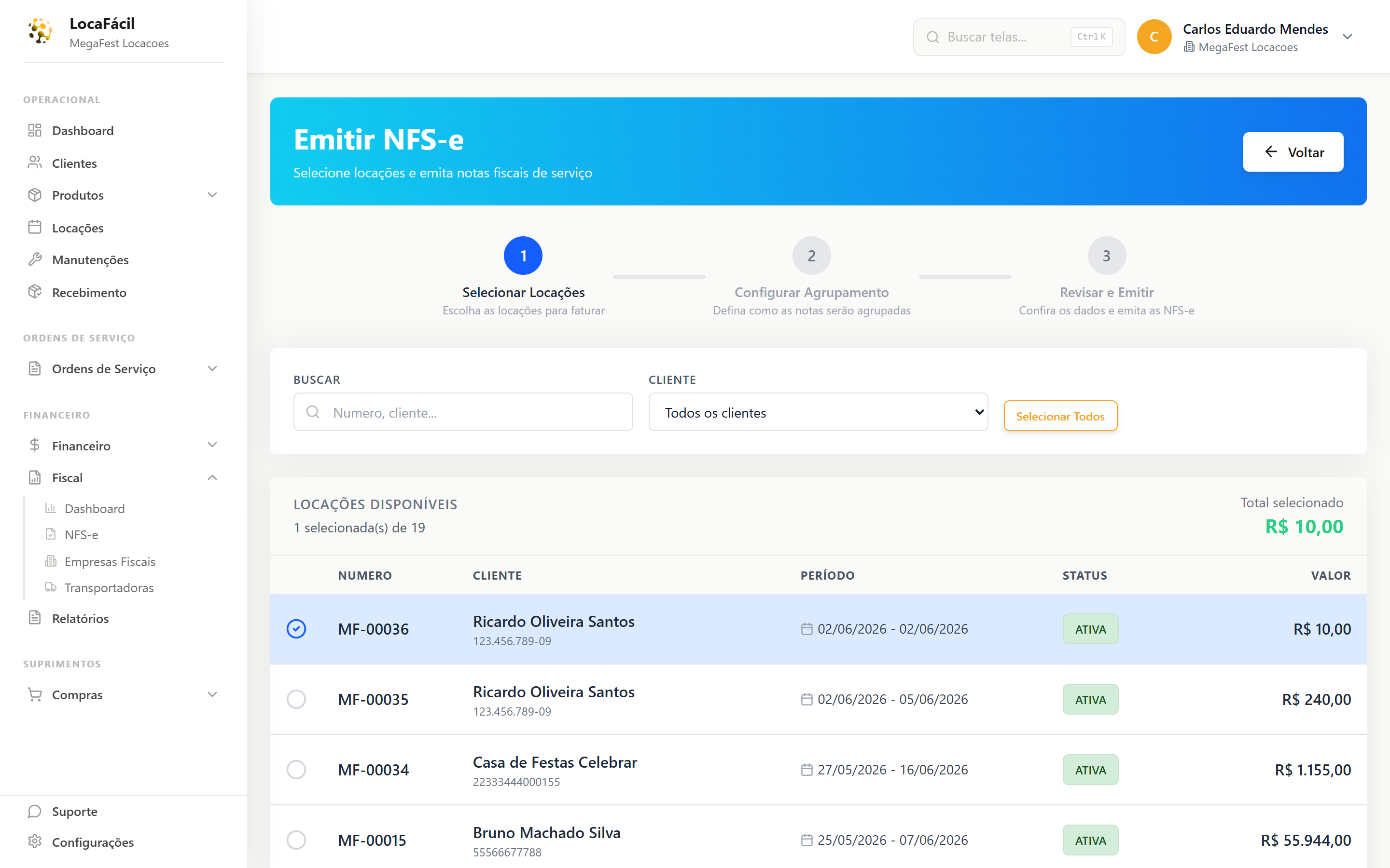 Passo 1 do assistente de emissão de NFS-e: tabela de locações disponíveis para faturamento com checkbox de seleção, cliente, período, status e valor